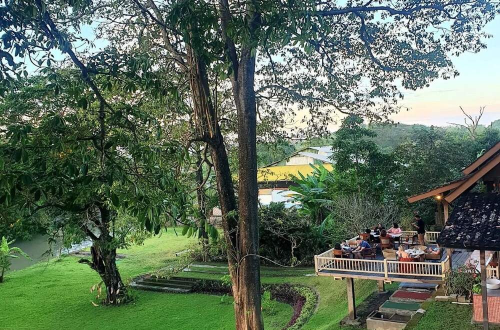 Restoran Margot Riverside Tempat Estetik Yang Menyuguhkan Pemandangan Alam Yang Indah 