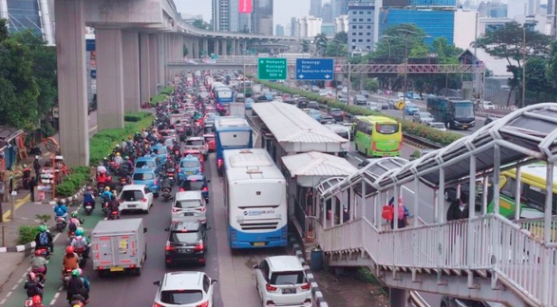 ARAH SEMANGGI MACET!Ada Truk Terguling Di Tol