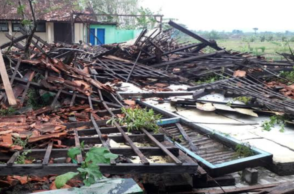 Hujan Lebat Disertai Angin Kencang Robohkan Rumah Di Bojonegoro.