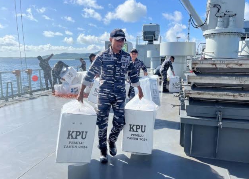 Distribusikan Logistik Pemilu: TNI AL Kerahkan Kapal Perang Ke Daerah Terpencil 
