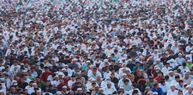 Depan Gereja:Koinonia Jatinegara,Indahnya Toleransi, Sholat Idul Adha 