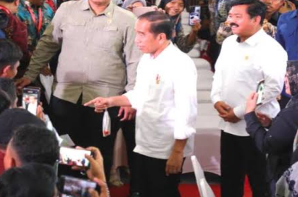 Presiden Jokowi dan Hadi Tjahjanto serahkan sertifikat di Jawa Timur 