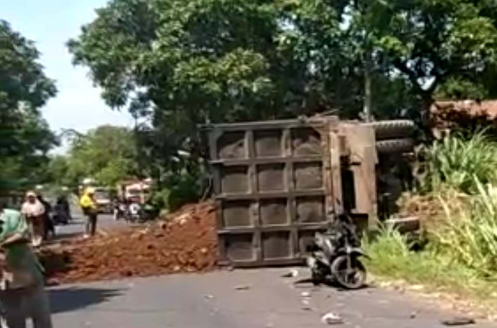 Truk pengangkut tanah menabrak sepeda motor,2 orang dinyatakan meninggal 