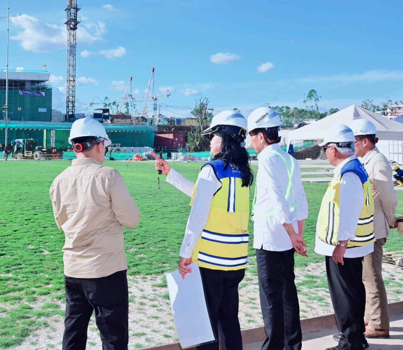 Tinjau Lapangan Upacara Di IKN: Rombongan Jokowi Naik Bus Bersama  Menhub Dan Kapolri