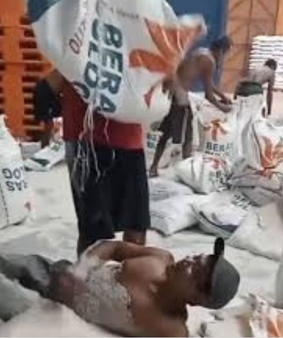 DI PECAT DAN MUTASI GARA GARA PINGIN VIRAL!! Mandi Beras Tanpa Baju  