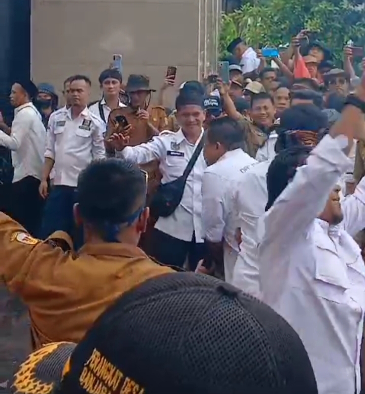 DPR Ricuh: Demo Asosiasi Pemerintah Desa Seluruh Indonesia (APDESI)