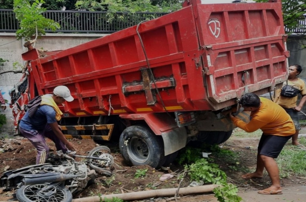 Kecelakaan! Dump Truk Yang Berusaha Menghindari Mobil Tetapi Malah Menabarak 2 Pengendara Motor, 2 Orang Tewas