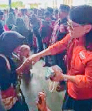  Heboh, Aksi Gus Miftah Kasih duit Di Pemekasan,Bawaslu Komentar   	