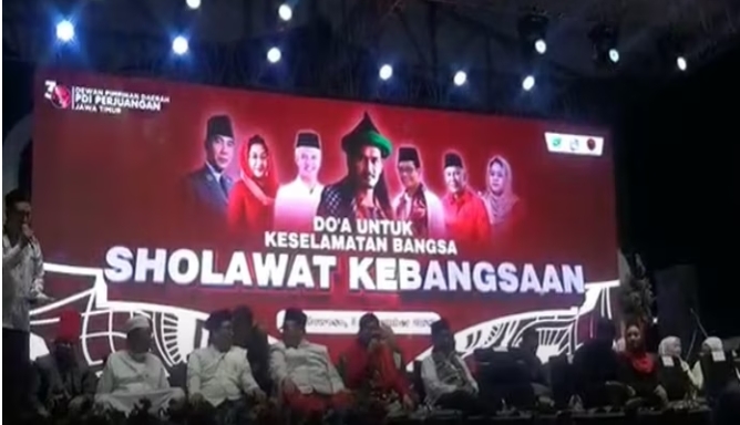 Bondowoso Dibanjiri Lautan Manusia, Mafia Sholawat Gus Ali Bersama Cawapres Mahfud MD Berorasi.