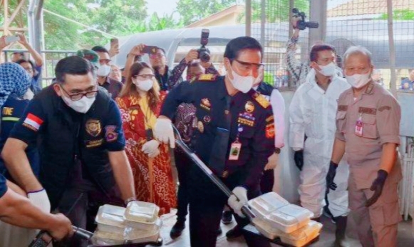 Tak Berizin BPOM:Bea Cukai Musnahkan 1 ton Milk