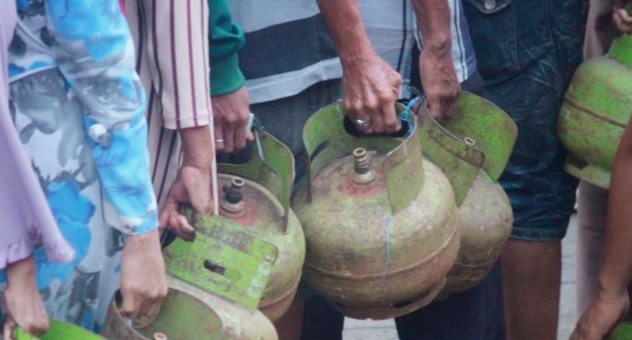 EMAK-EMAK:Keluhkan Gas LPG 3 Kg Langka Detik-Detik Lebaran 