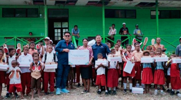 Pelajar Papua Hasil Donasi Poin:Telkomsel Salurkan Ratusan Pasang Sepatu 
