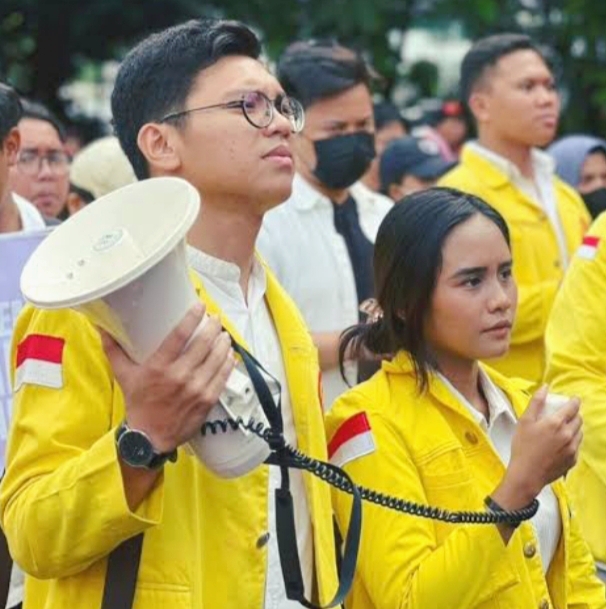 LAGU LAMA DI MAINKAN,Dinonaktifkan Sementara Ketua BEM UI Melki Sedek