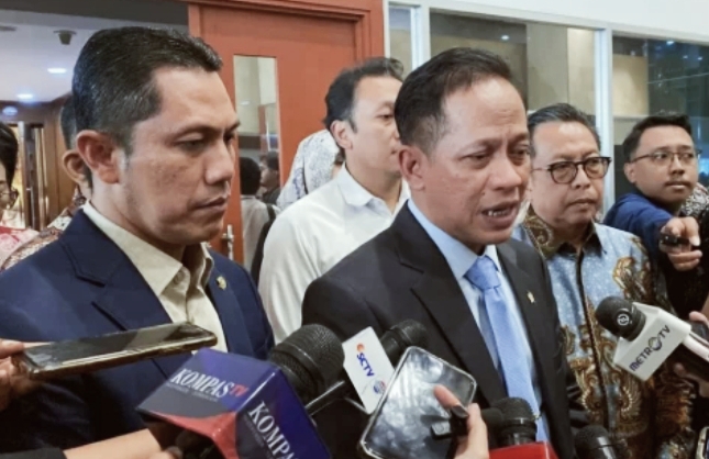 Mentri Lingkungan HidupTarik Dokumen Persetujuan Lingkungan Perusahaan Diduga Penyabab Banjir Bandang Sumatra