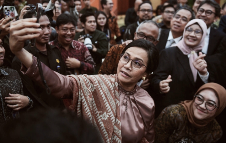 Bunga Mawar Putih Diberikan:PNS Kementrian keuangan, Sri Mulyani Terharu