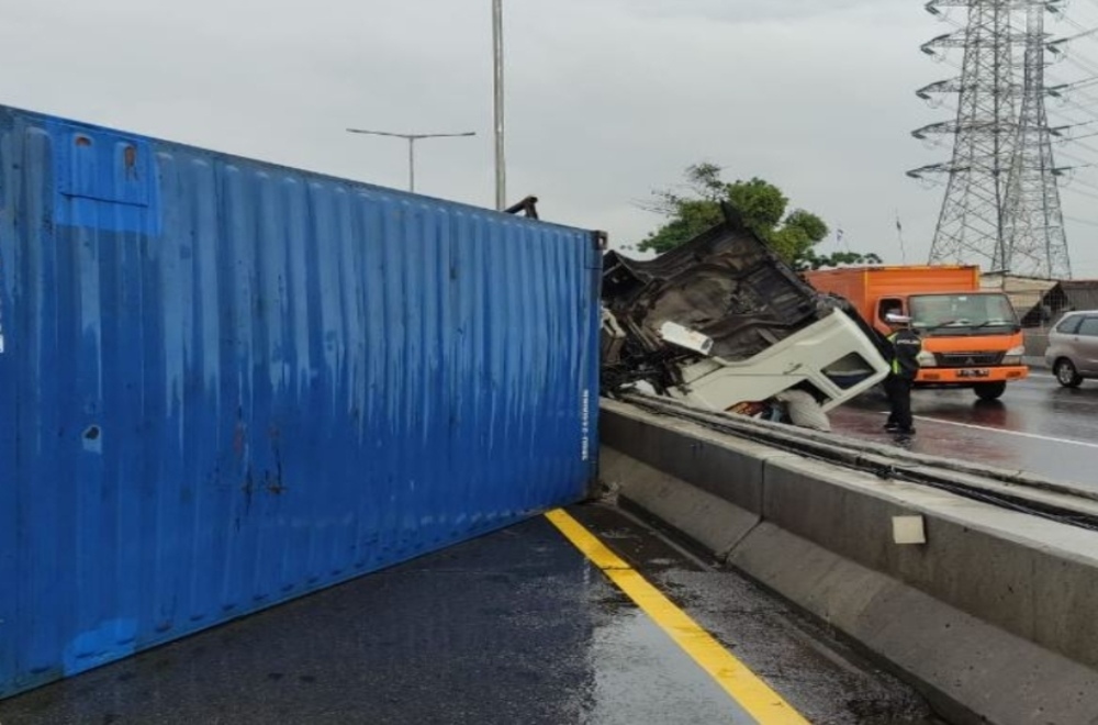 Kecelakaan Di Tol Wiyoto Wiyono, Truk Kontainer Terguling Di Jalan