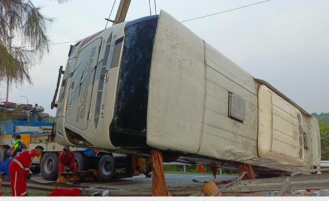 Bus Handoyo Kecelakaan Di Tol Cipali  12 Orang Tewas