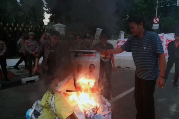 Di Depan Istana Merdeka: Demo Mahasiswa Bakar Baliho Prabowo-Gibran