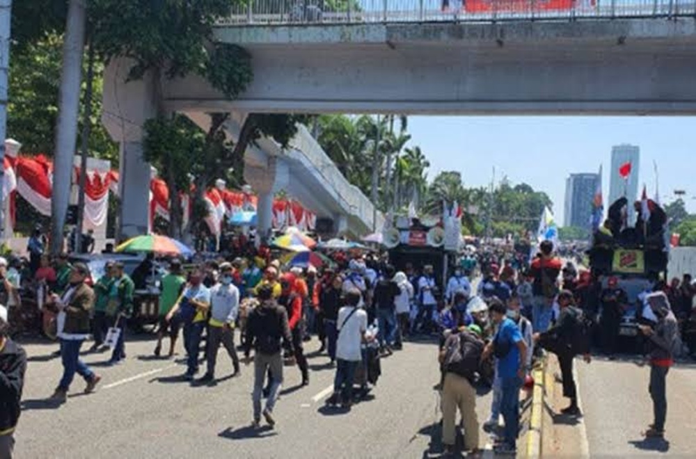 Tolak UMP 5jt,Buruh gelar demo di depan istana kepresidenan dan Mk