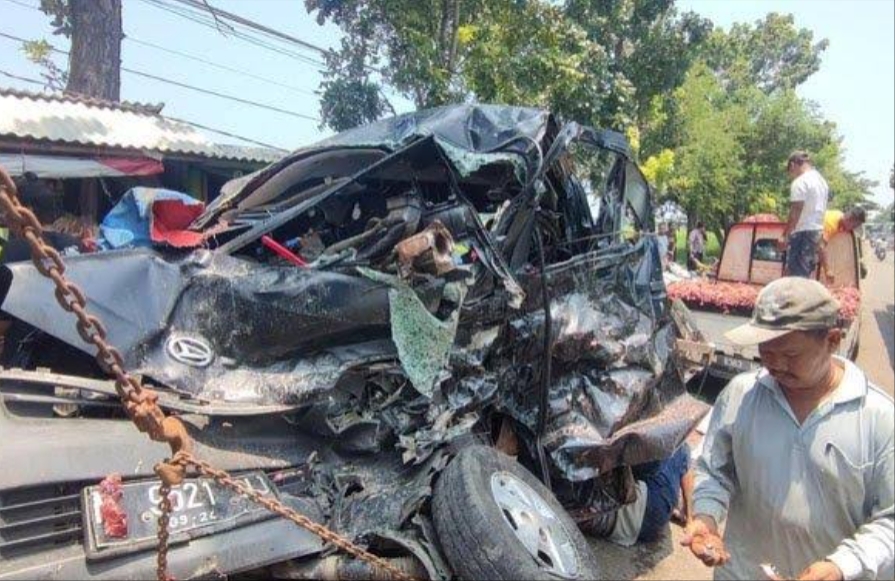 Oleng Karena Ban Meletus,Pikap Hantam Honda HRV dan Truk di Probolinggo.