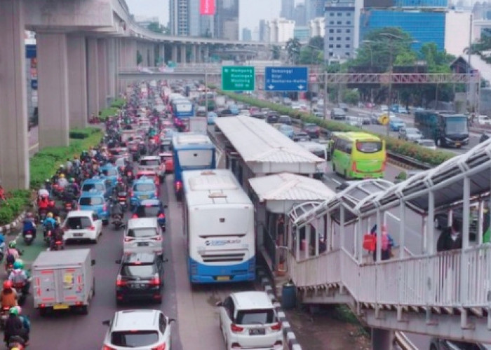 ARAH SEMANGGI MACET!Ada Truk Terguling Di Tol