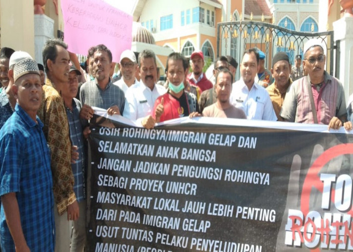 Tolak Rohingya,Warga Aceh Melakukan Aksi demo Didepan Kantor Bupati Aceh Utara