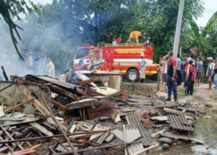 Rumah Warga Di Kedungcaluk Krejengan Dilalap Si Jago Merah