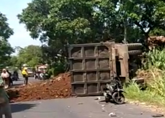 Truk pengangkut tanah menabrak sepeda motor,2 orang dinyatakan meninggal 