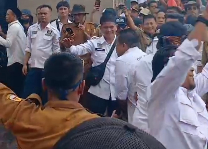 DPR Ricuh: Demo Asosiasi Pemerintah Desa Seluruh Indonesia (APDESI)