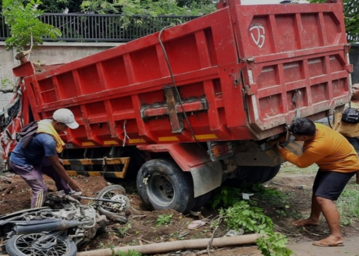 Kecelakaan! Dump Truk Yang Berusaha Menghindari Mobil Tetapi Malah Menabarak 2 Pengendara Motor, 2 Orang Tewas