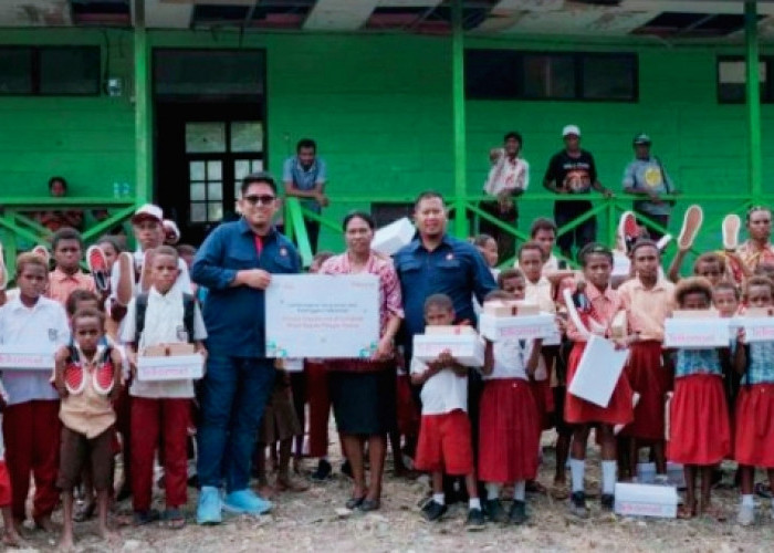 Pelajar Papua Hasil Donasi Poin:Telkomsel Salurkan Ratusan Pasang Sepatu 