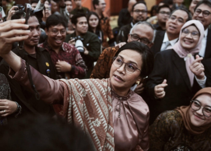 Bunga Mawar Putih Diberikan:PNS Kementrian keuangan,  Sri Mulyani Terharu