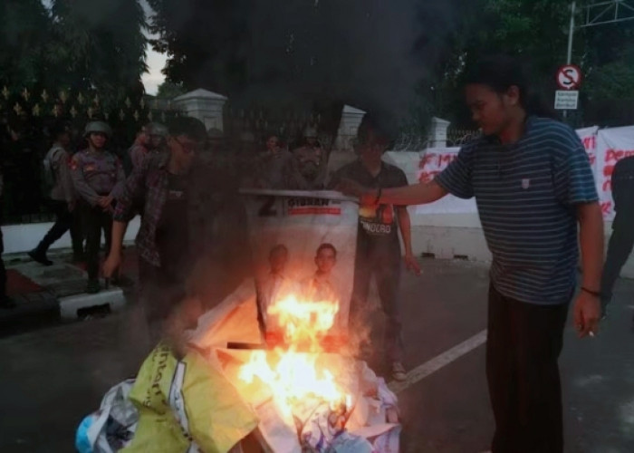 Di Depan Istana Merdeka: Demo Mahasiswa Bakar Baliho Prabowo-Gibran