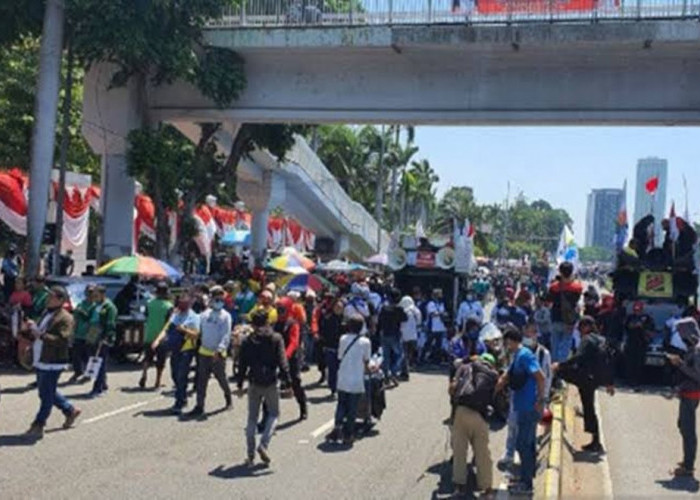 Tolak UMP 5jt,Buruh gelar demo di depan istana kepresidenan dan Mk